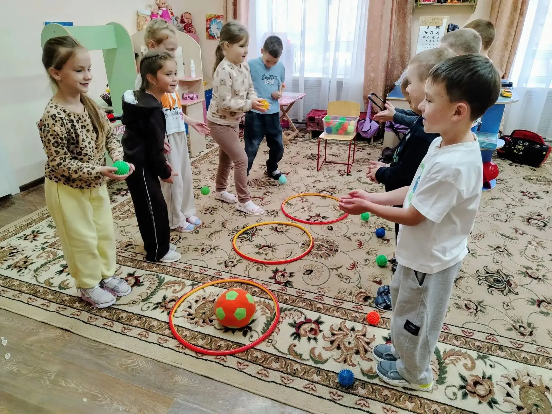 В подготовительной группе «Солнышко» ребята продолжают развивать математические предста...
