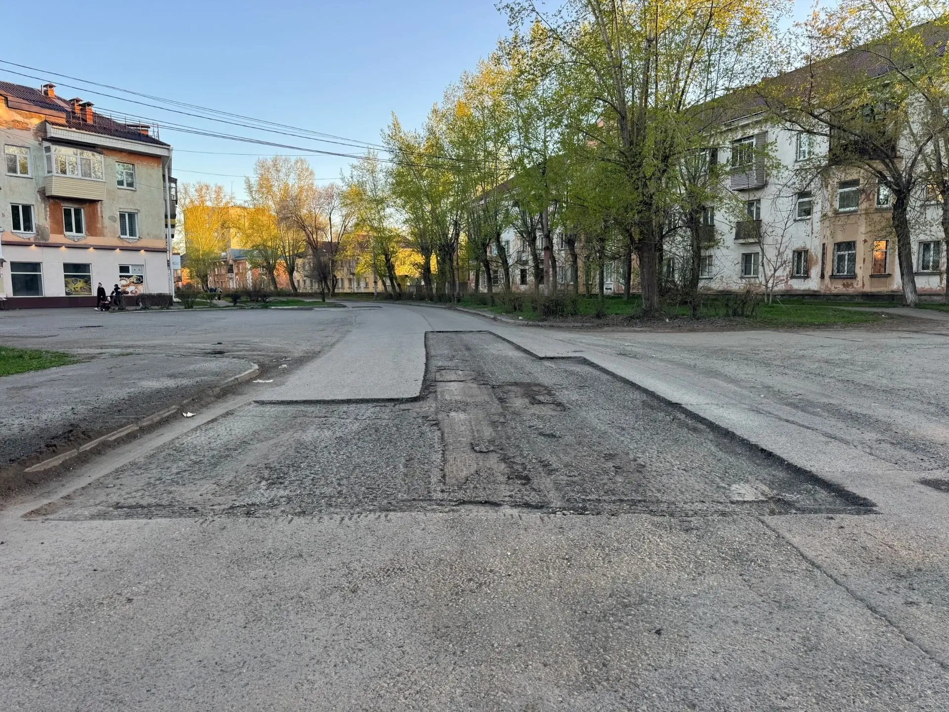 Коммунальные службы продолжают работы по содержанию дорог и благоустройству городских территорий ⁣ 🚜