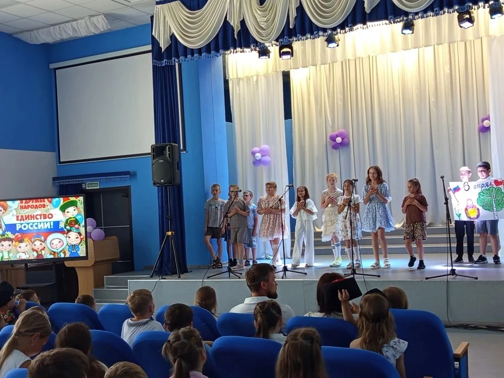 🌞 Незабываемое закрытие лагеря
 «В единстве сила»! 🇷🇺 

✨ В Погореловской школе смена пришкольног