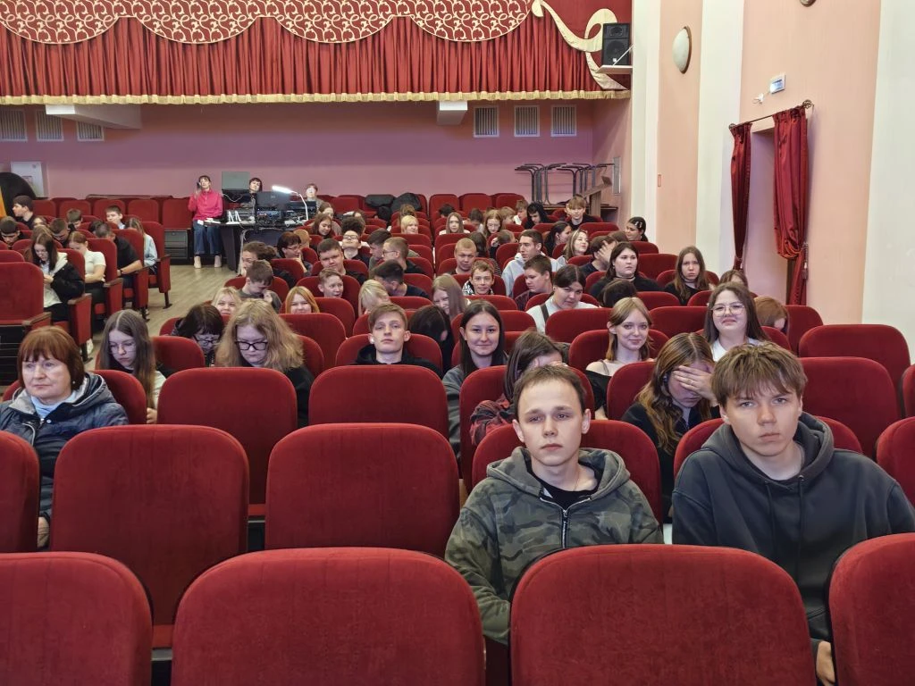 18 мая побывали в ДК посёлка Чистогорский,где посмотрели  пронзительный спектакль по пь...
