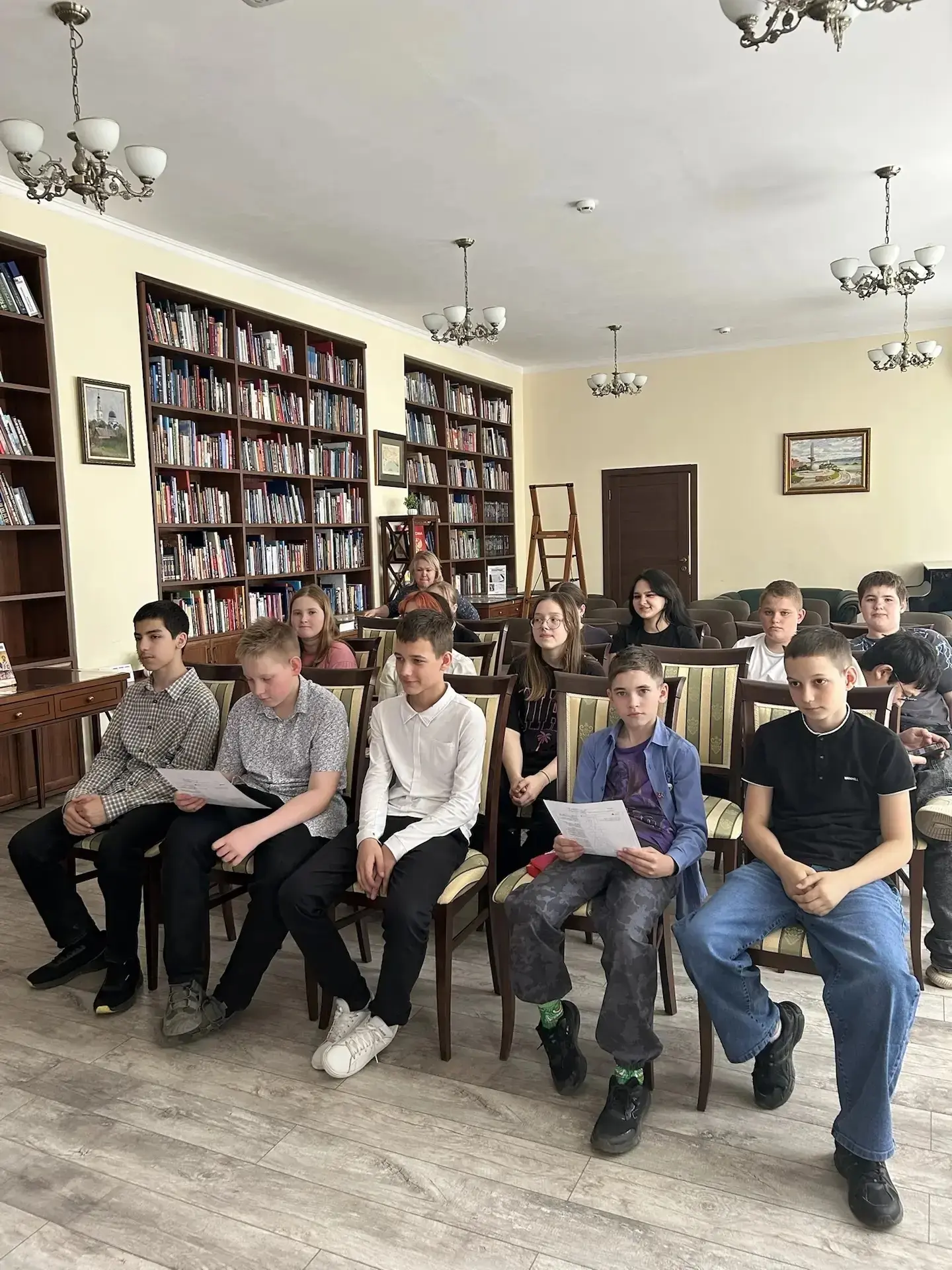 📚 Ученики 6 «Б» класса и их классный руководитель посетили библиотеку имени В. Г. Белинского!  В это