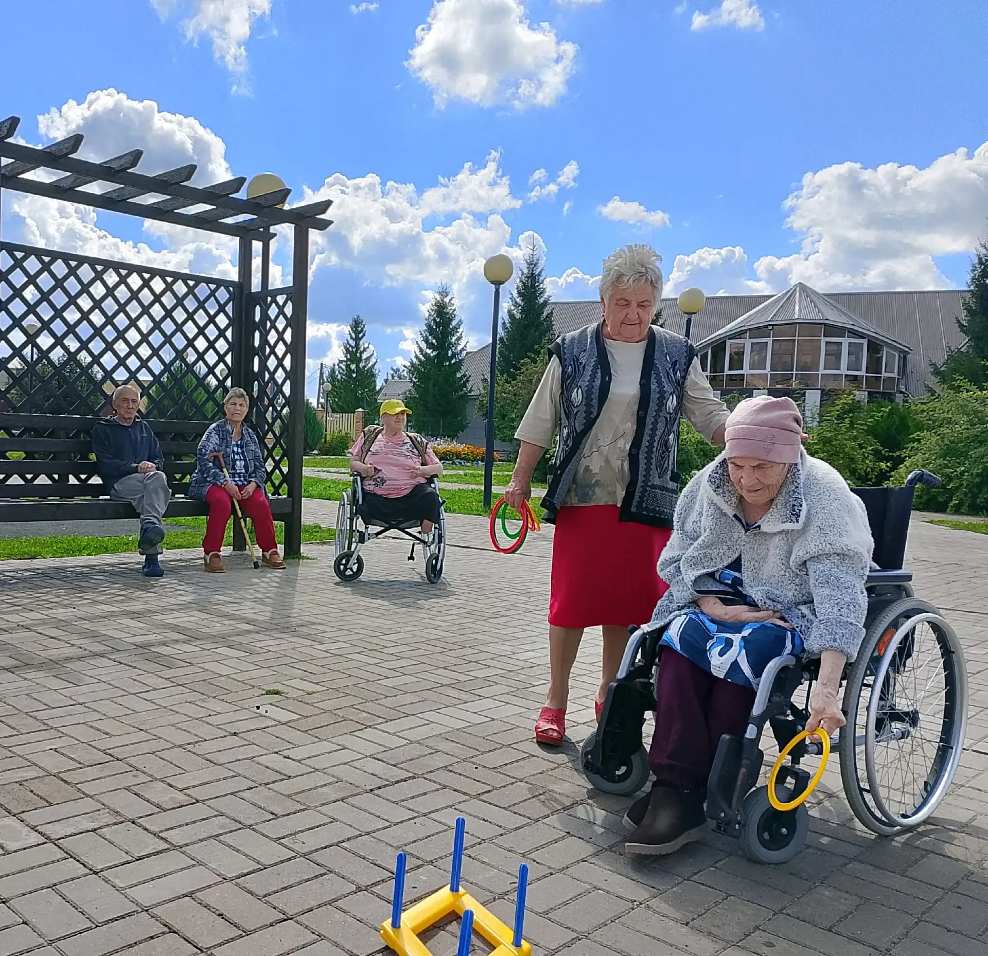 ☀️Сегодня в парке при доме-интернате провели день облегчённых игр. День выдался тёплым ...