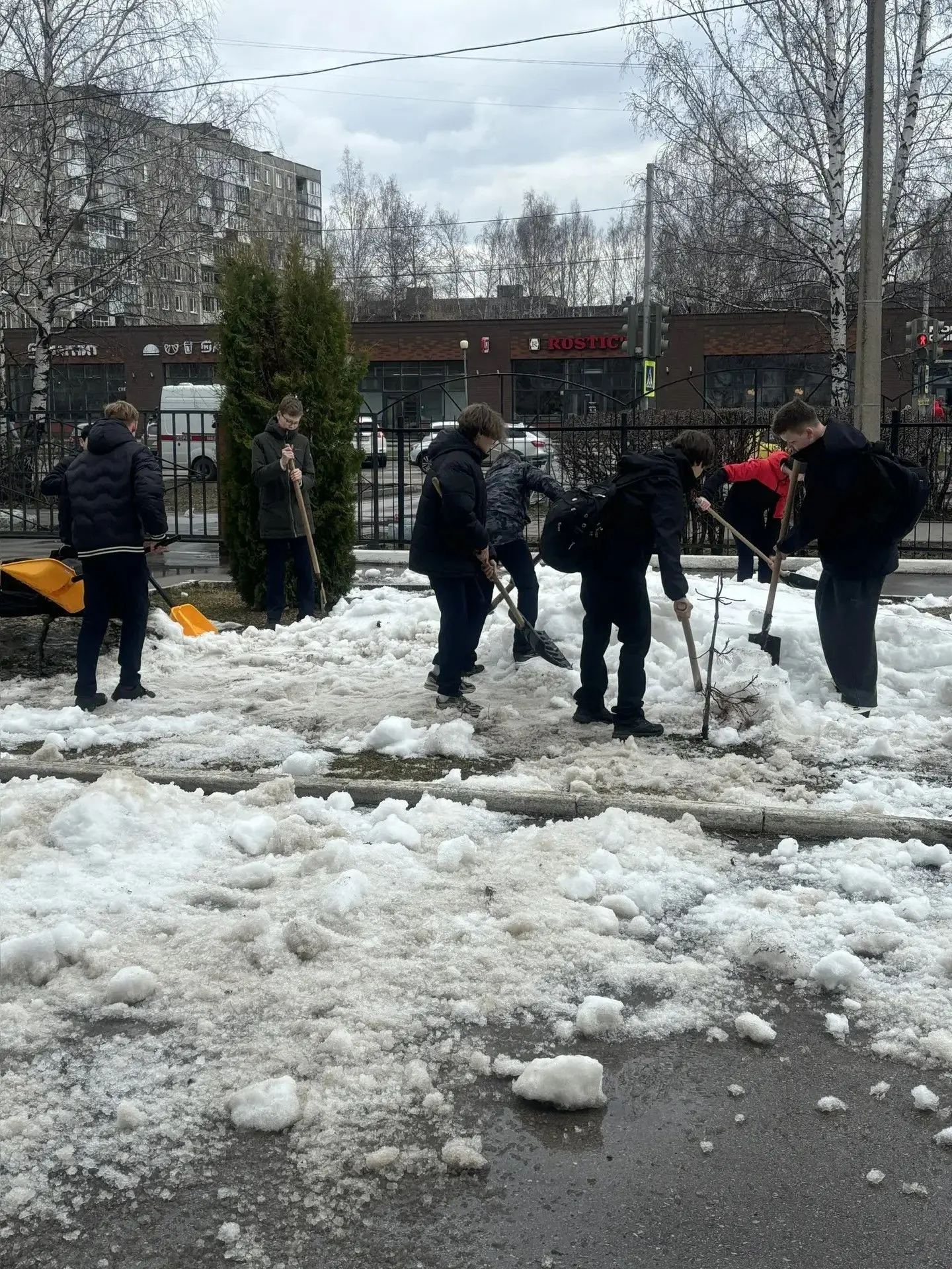 🌿 Старшеклассники на общегородском субботнике!  📆18 апреля наши старшеклассники приняли активное уча