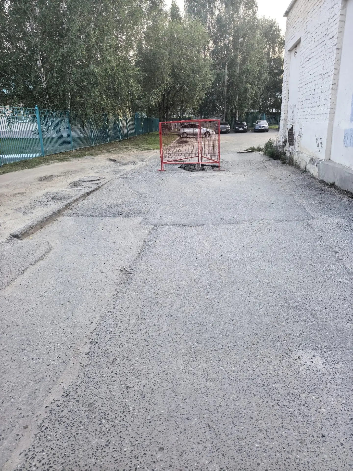 Когда уже сделают дорогу д/с51  и  д.13  в 9мкр...не один месяц уже стоит ограждение ,, главное огор