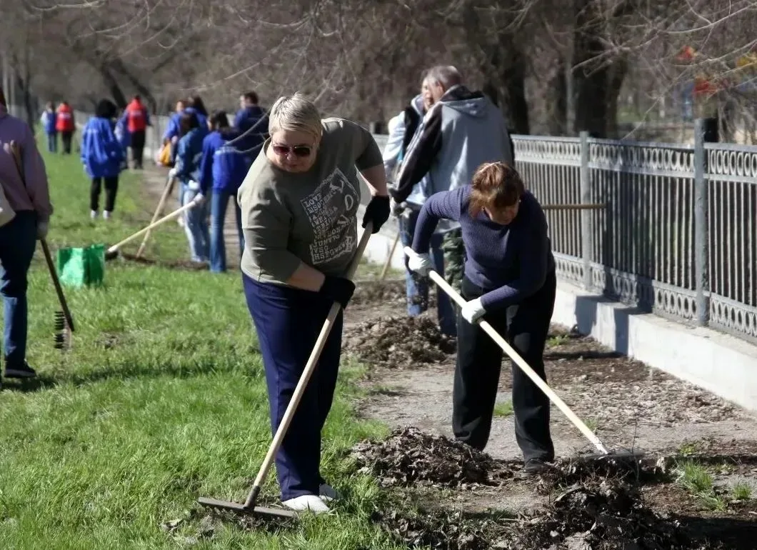 В Волгограде стартовал месячник по благоустройству: во всех районах проходят субботники...