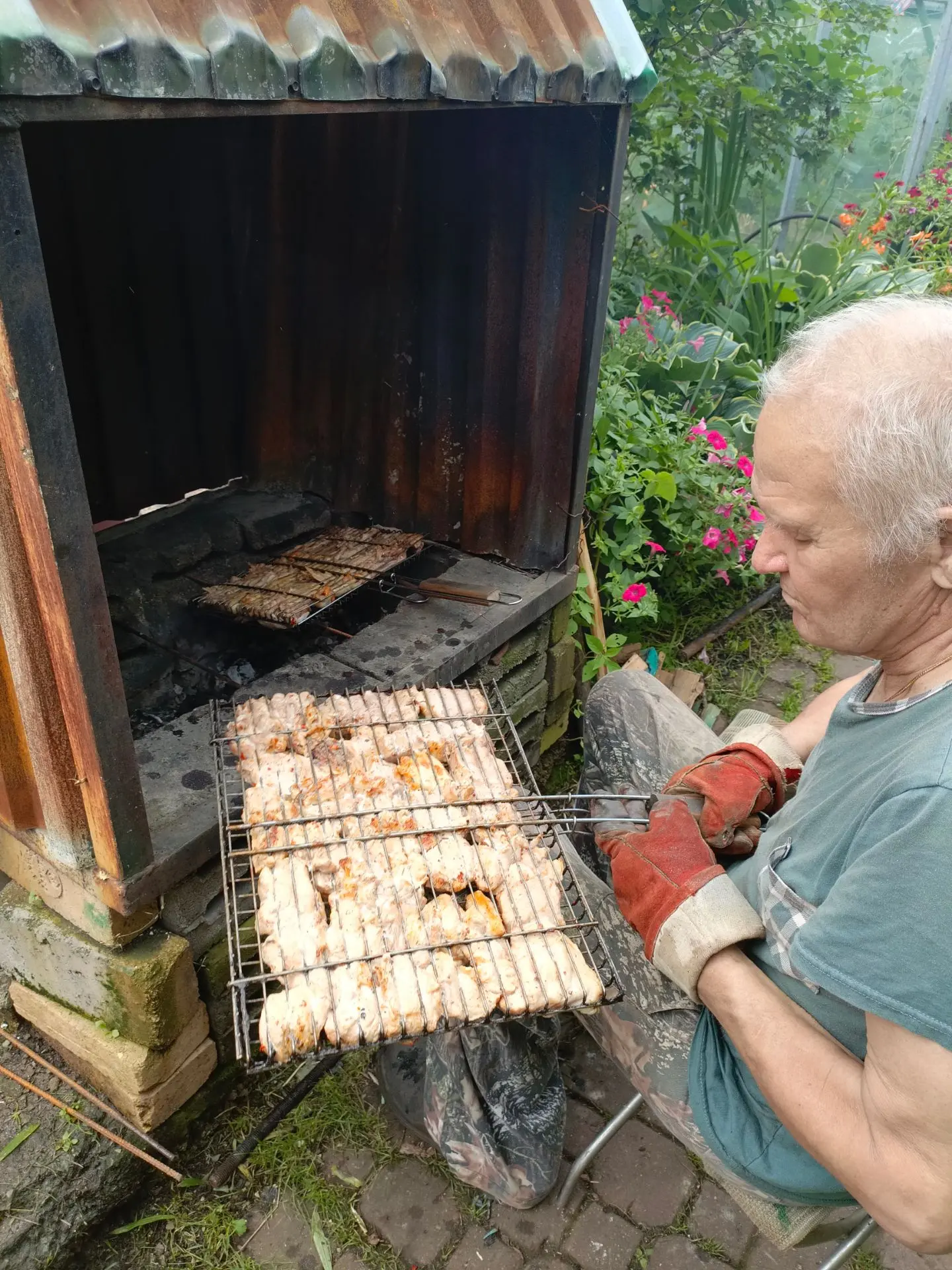 Дед жарит шашлыки