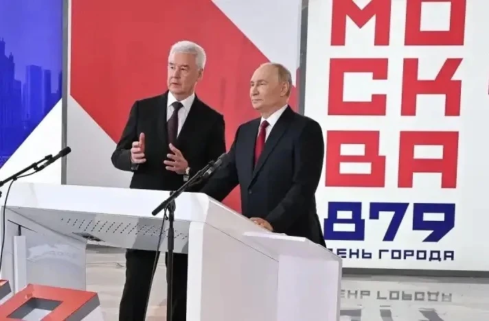 🤝 Губернатор Владислав Шапша поздравил Сергея Собянина со званием Героя Труда