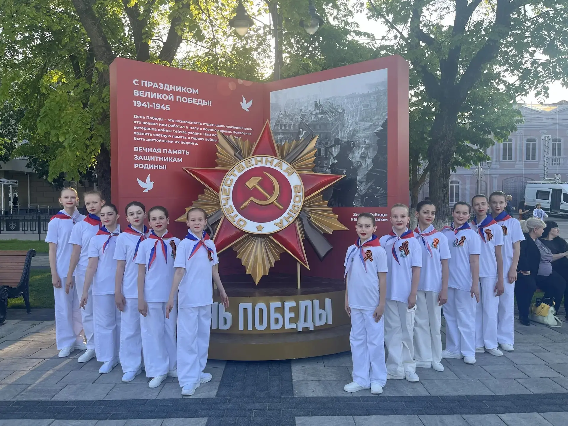 🇷🇺💥 Сегодня на площади Ленина — особая атмосфера. Здесь звучит музыка, которая трога...