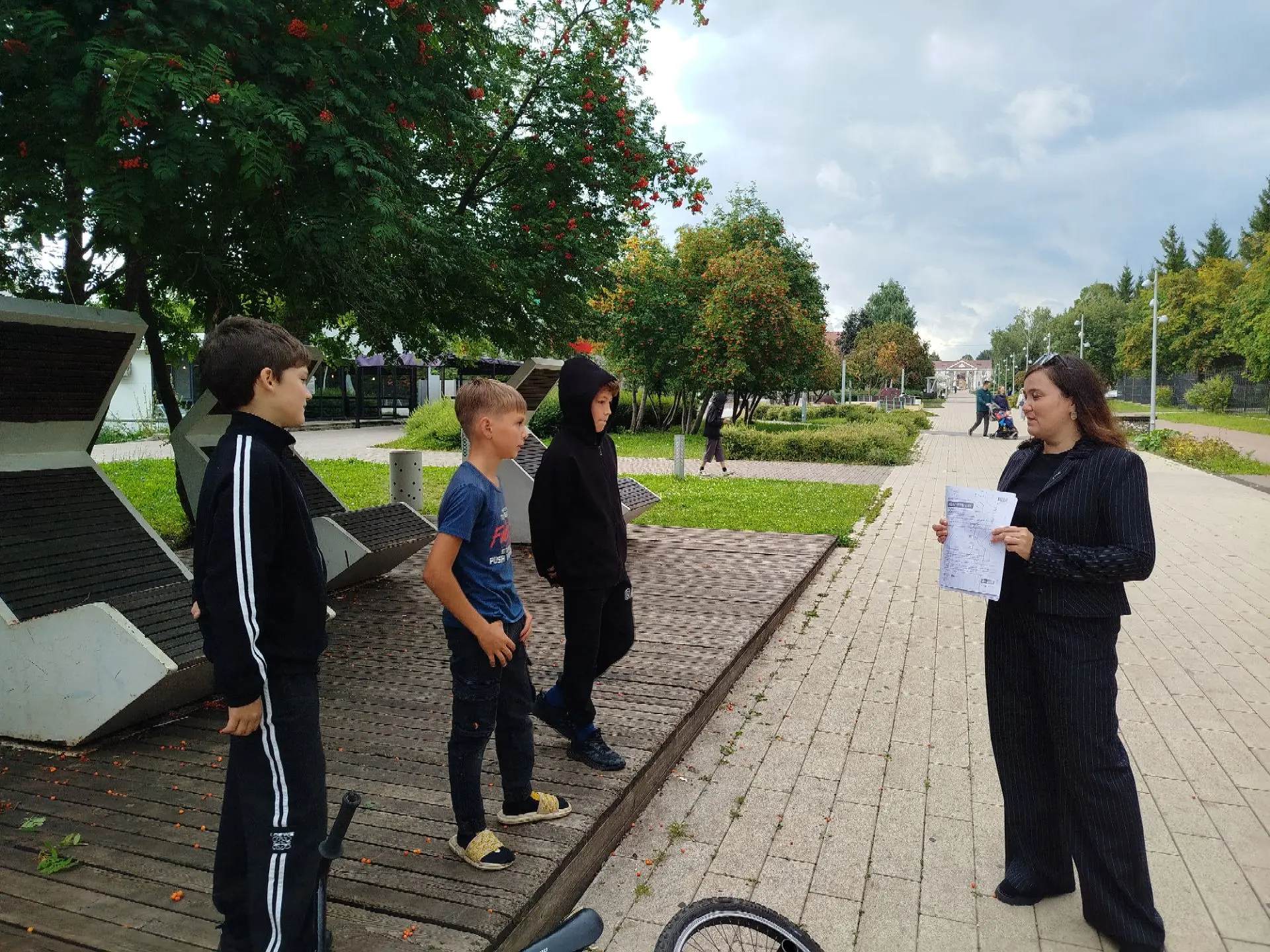 Всероссийская уличная акция "Дарю    Тепло" в августе посвящена Дню сына и дочери. Хотя...