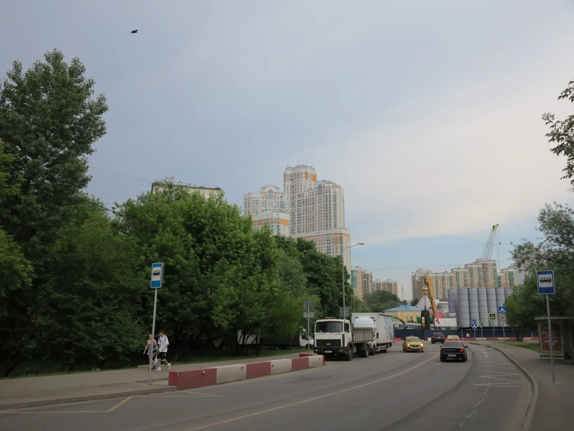 В кадре жилой комплекс «Загорье». Его высота в максимальной точке составляет 152,7 метра (46 этажей)