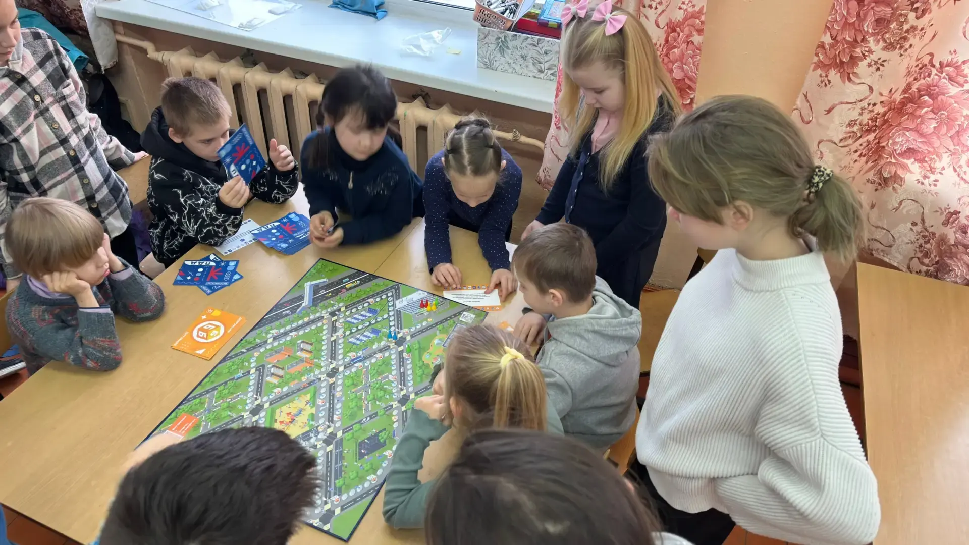 Участники отряда ЮИД «Зеленый Свет!», ученики 4 класса, провели для первоклассников уро...