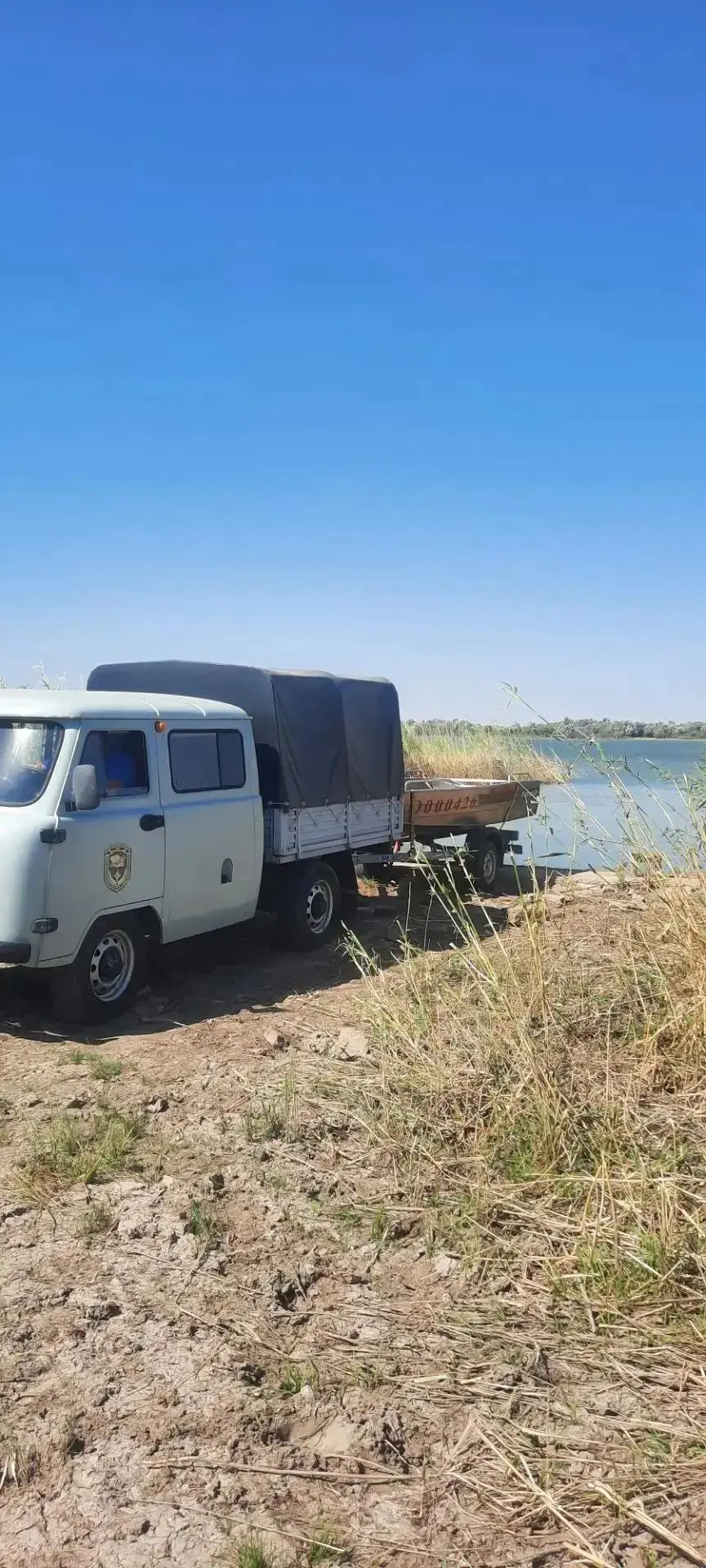 Рыбаков на надувной лодке унесло далеко от берега на Ставрополье