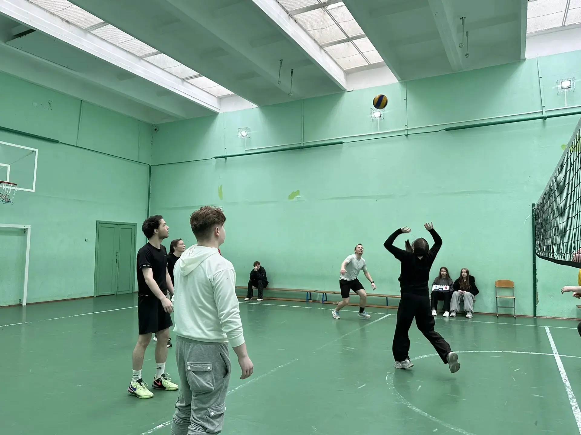 🏐 Кто сказал, что учителя только оценки ставят? Сегодня они ставили блоки и подачи!  В нашей школе п