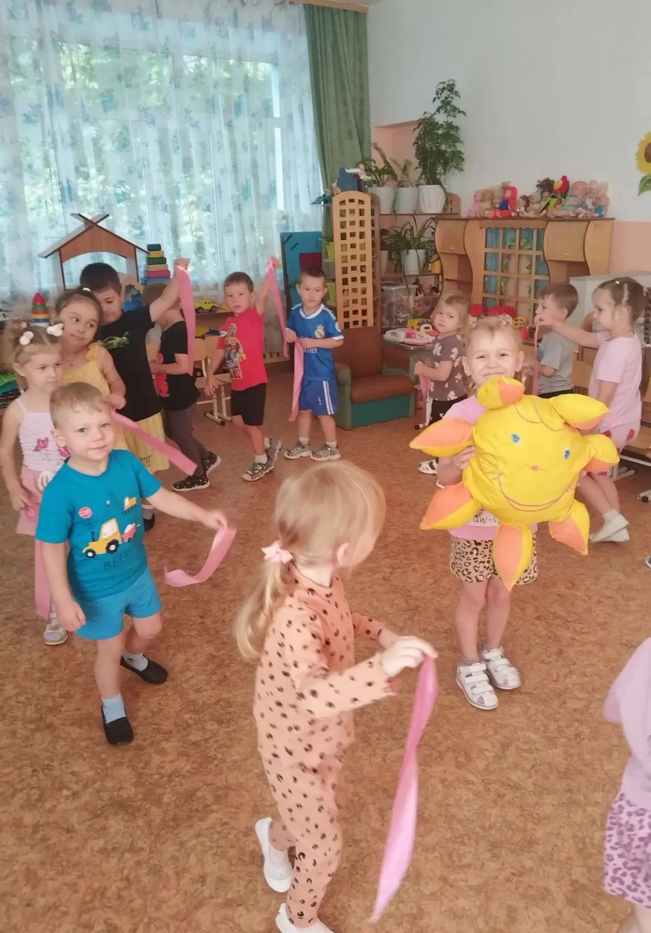 День дружбы в нашем детском саду!
Сегодня мы разговаривали с ребятами о самом важном — о дружбе: что