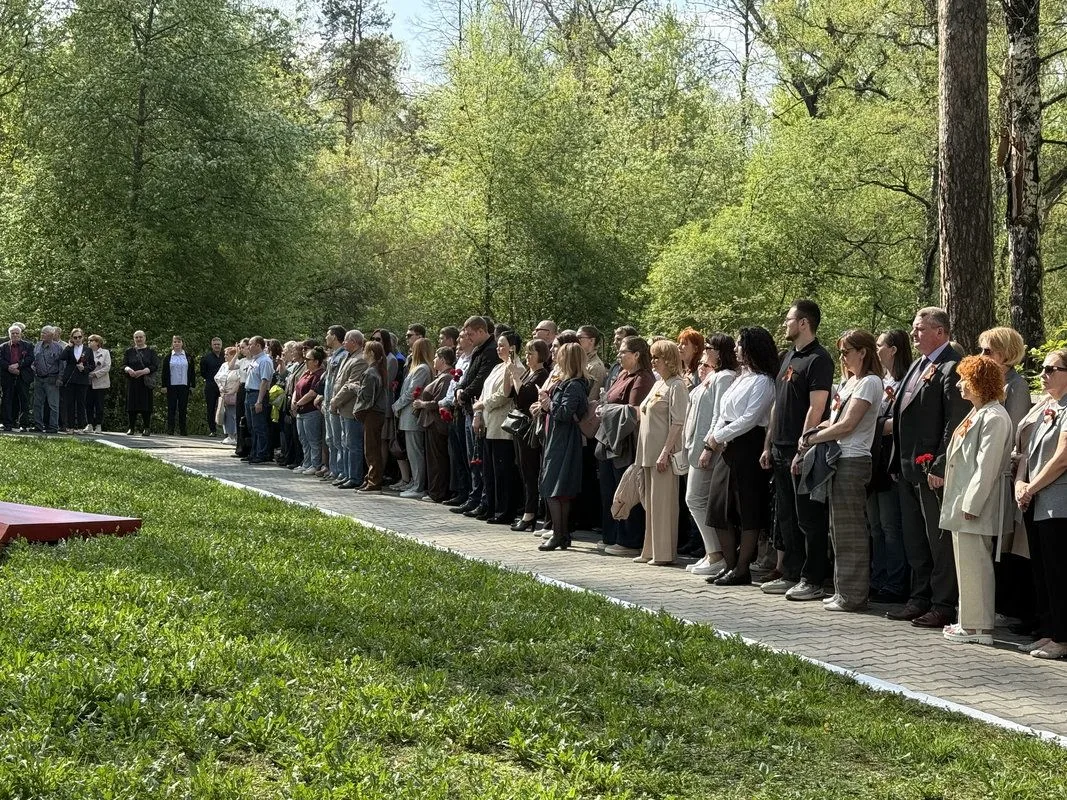 Жители Кировского района почтили память воинов, погибших в Великую Отечественную войну.