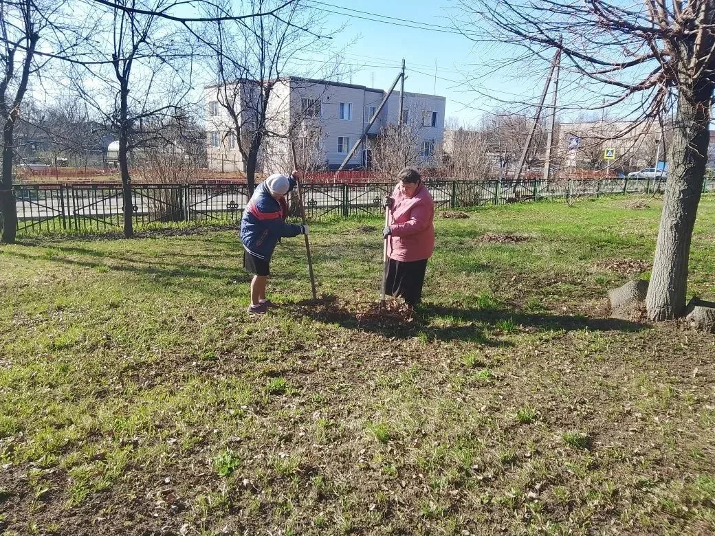 В МКДОУ "Детский сад "Колосок" села Дичня провели субботник. Вся территория детского сада приведена 