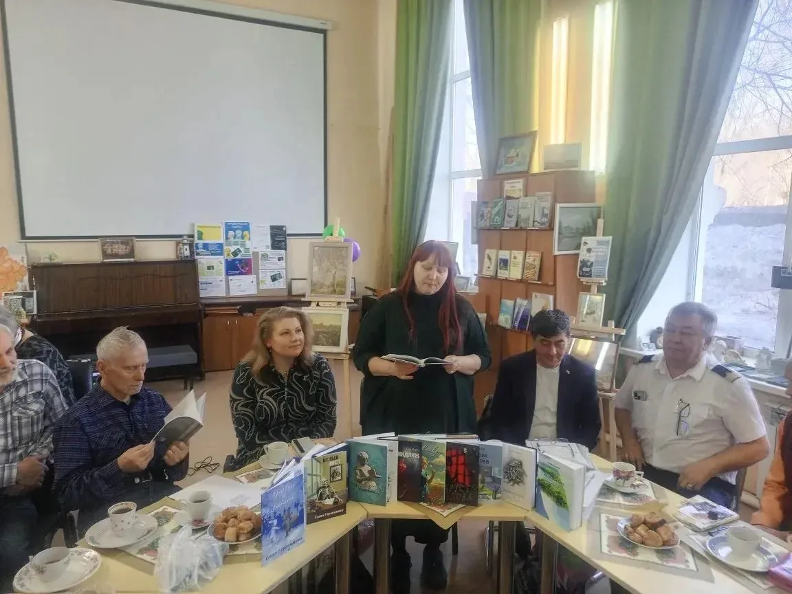 ДЕНЬ ПОЭЗИИ НА ВОЛЖСКОМ БЕРЕГУ.  Долгая и одновременно быстро истекшая соком поэтической лирики и де