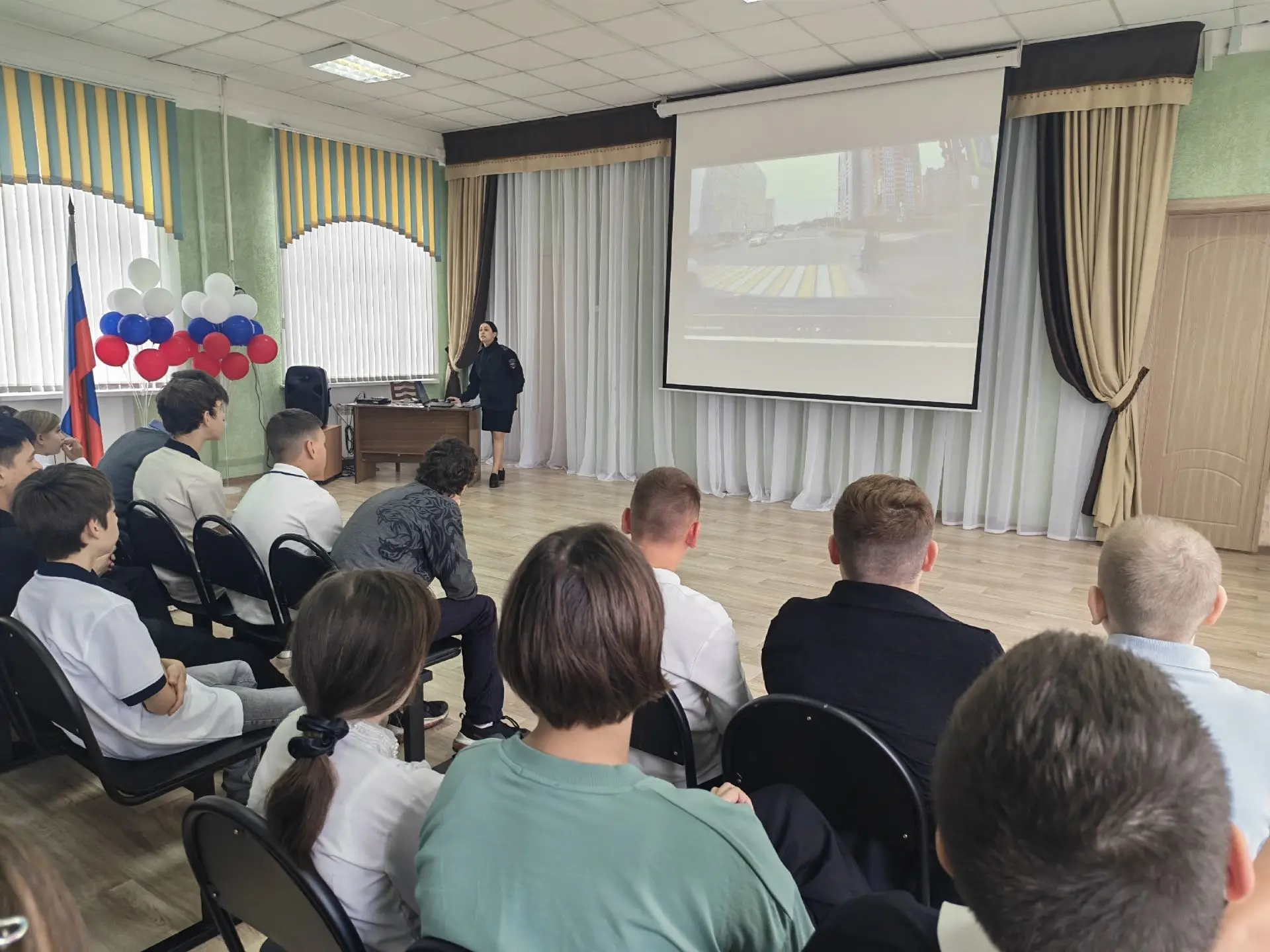 В школе для учеников прошла профилактическая встреча с инспектором ГИБДД. Обсуждалась т...