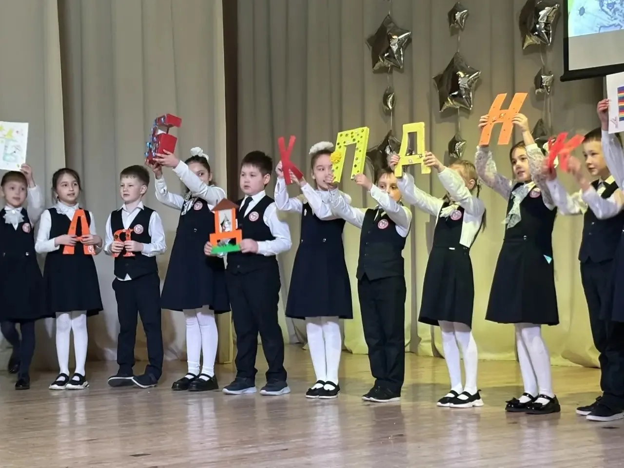 В пятницу в нашей школе было особенно шумно и весело! 🎉  Для самых маленьких учеников, наших первокл