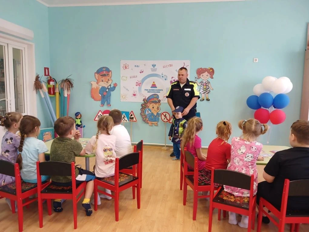 Инспектор ГИБДД в гостях у дошколят.👮
