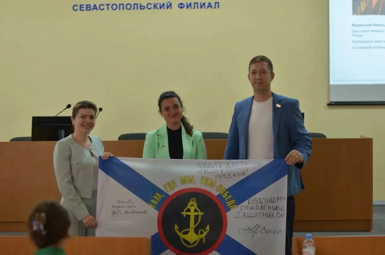 Депутат Законодательного собрания Михаил Сухенко и депутат Нахимовского муниципального ...