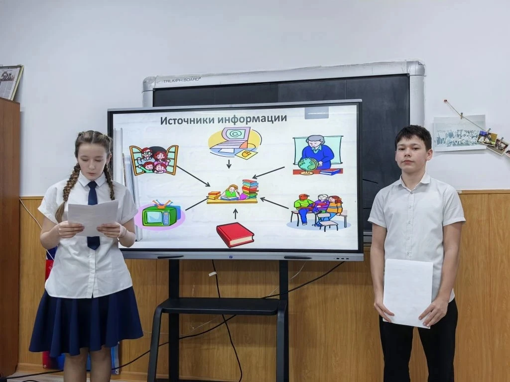 🏫 7 «Б» класс представил актуальный проект на тему «Проблемы сменной обуви в школе»! 👟  Ребята подня