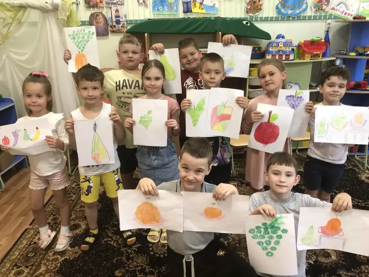 Сегодня отмечаем Международный день фруктов! 🎉 Наши юные художники постарались на славу: посмотрите