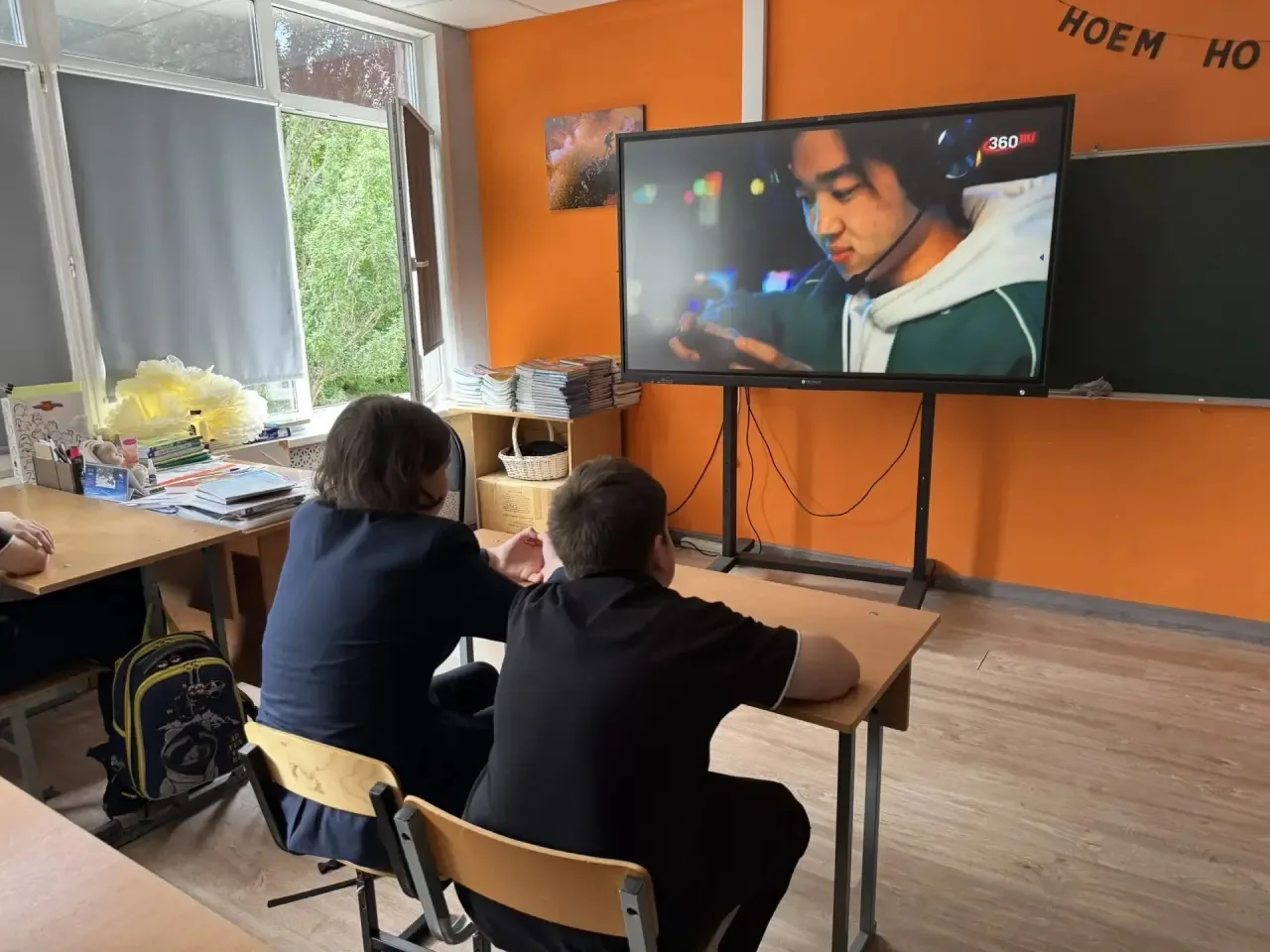 Учащиеся 7-10 классов посмотрели видеоролик, посвященный профилактике вовлечения несовершеннолетних 