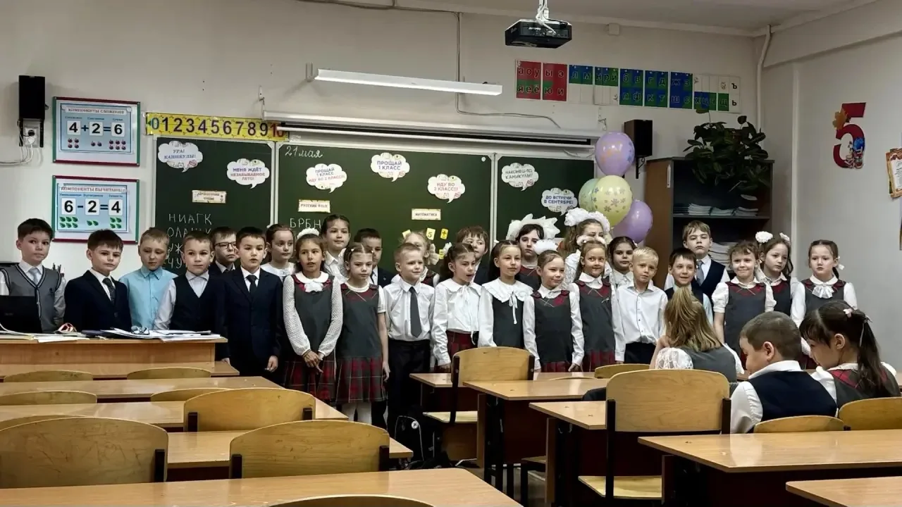 Ученики 1 «А» класса отпраздновали окончание учебного года!  Отличный способ отметить первый рубеж -