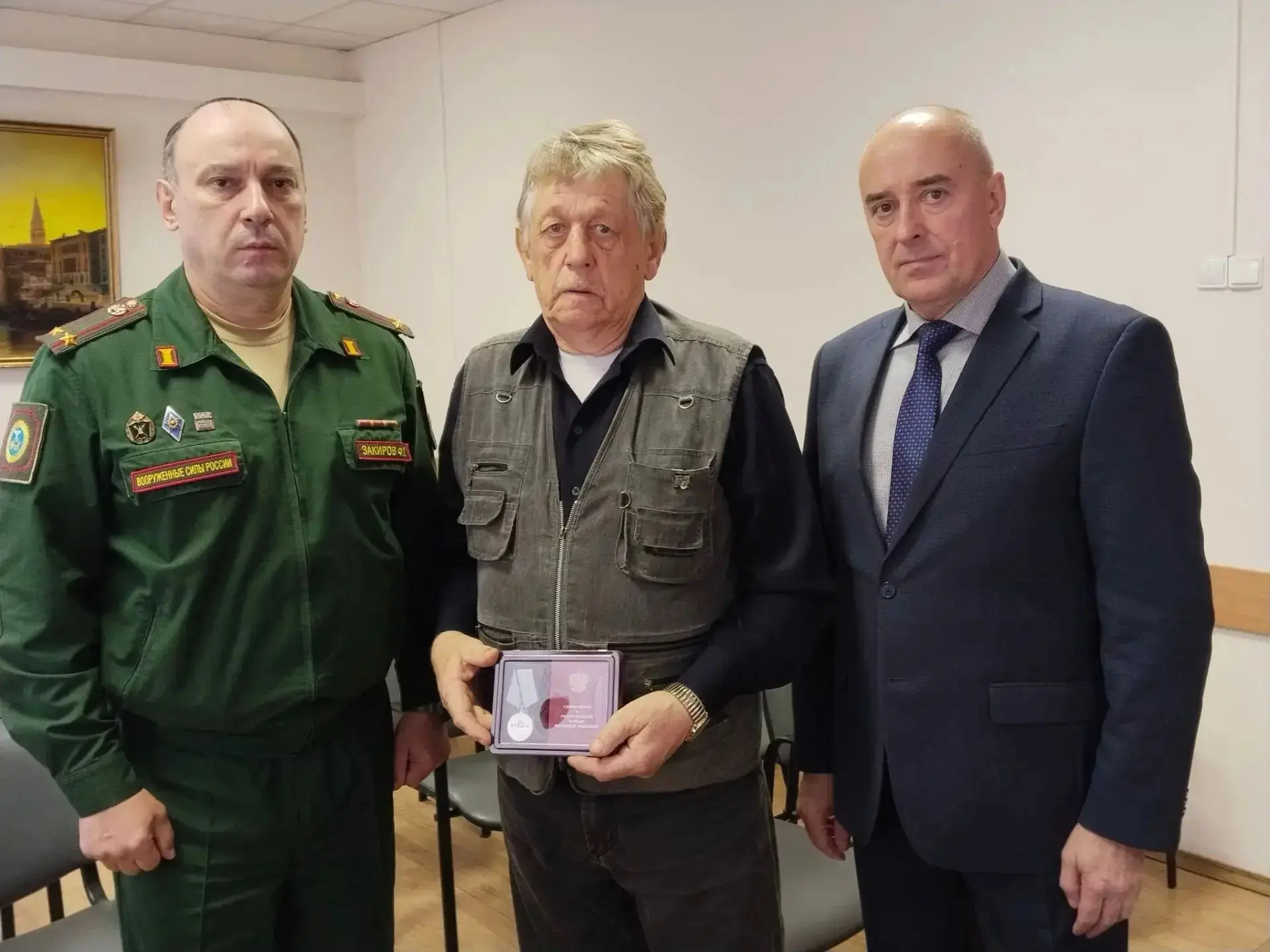 В торжественной обстановке глава Струго-Красненского муниципального округа Александр Ан...