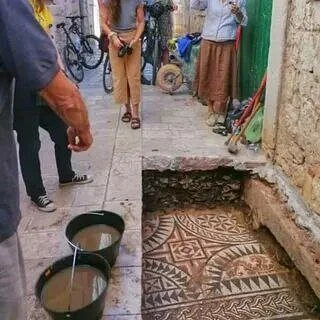 В хорватском городе Хвар случайно откопали мозаичный пол 2в н.э.
