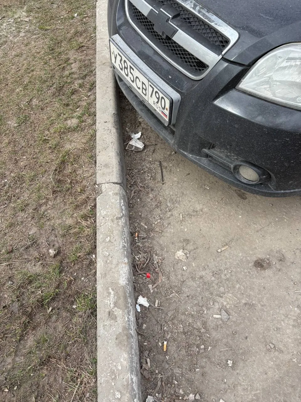 Остановка «Рынок», улица Ленина. Обочина дороги завалена мусором на стоянке. Кто-нибудь это будет по