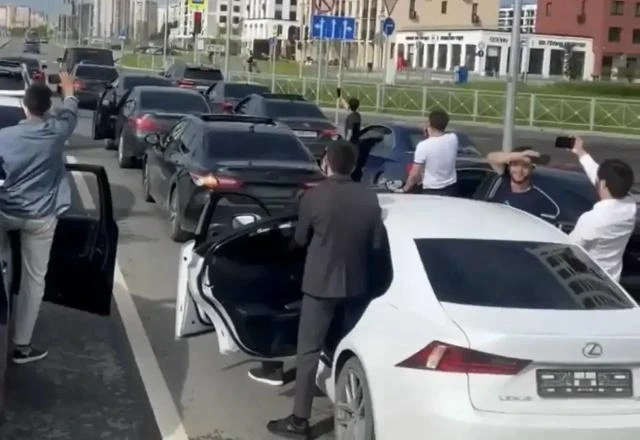 Госавтоинспекция проверит свадебный кортеж за массовые нарушения ПДД