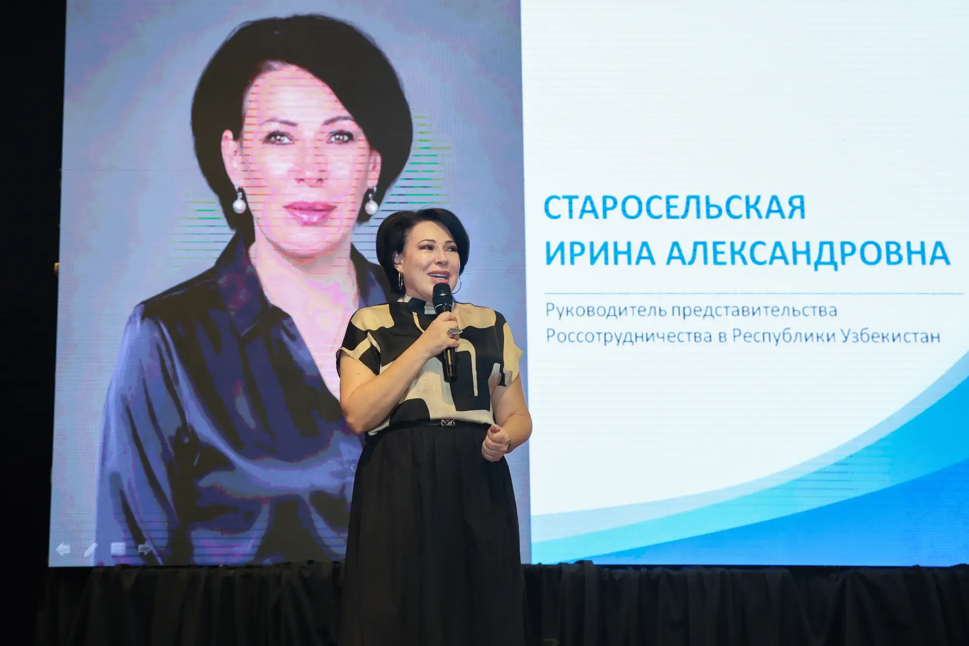 🎓 Ректор КФУ Ленар Сафин вручил дипломы первым выпускникам филиала в Джизаке