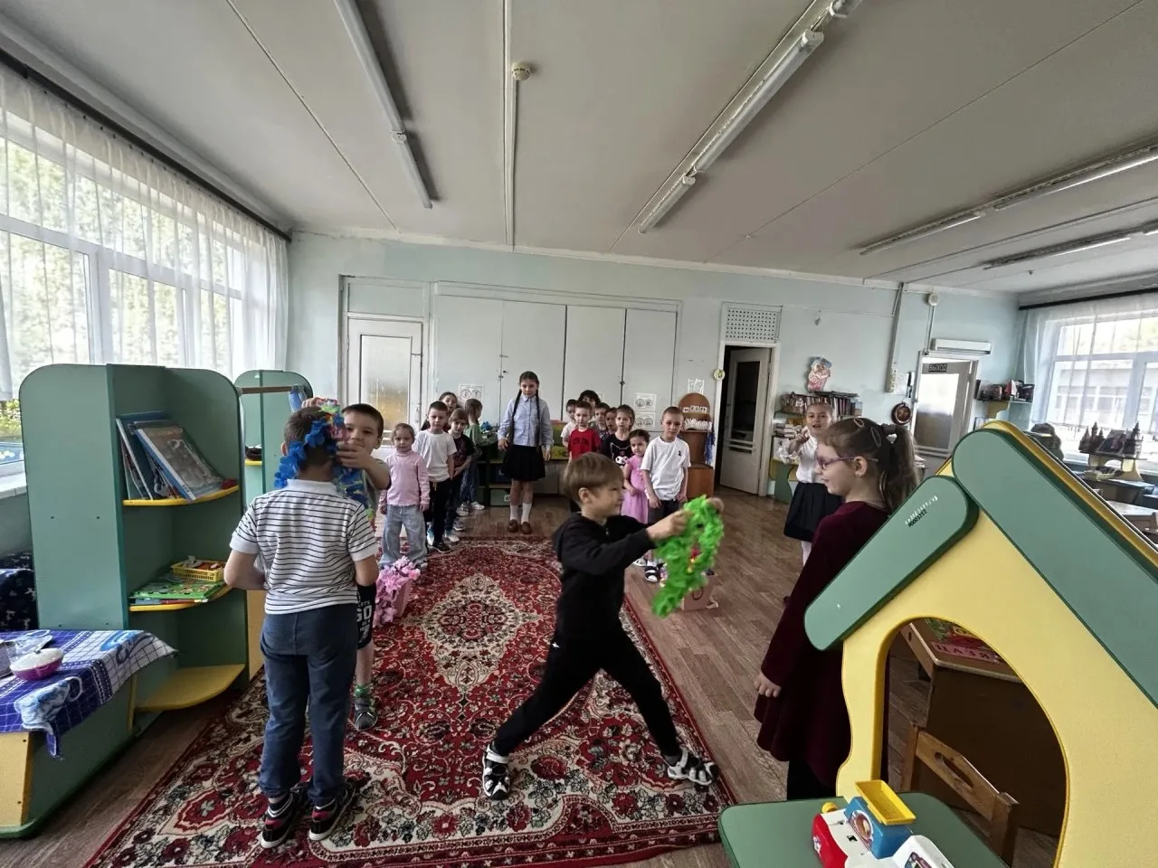 🎭 Настоящая сказка для малышей! Сегодня наши талантливые третьеклассницы Семенова Агния и Шакирова М
