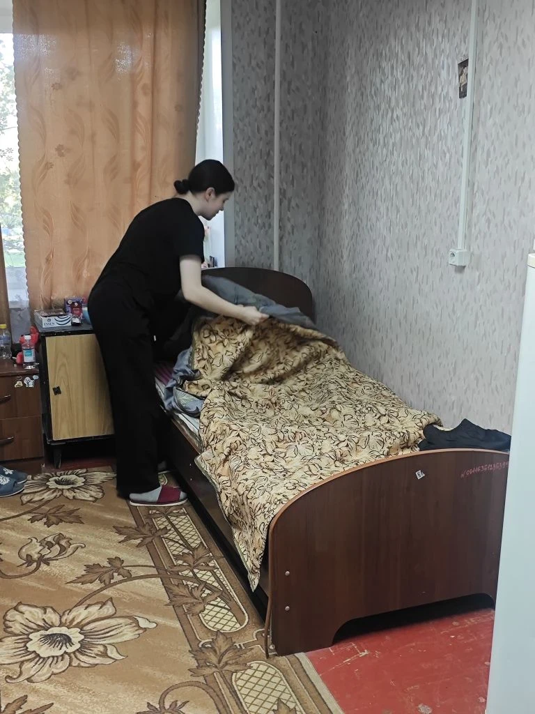 В студенческом общежитии прошёл рейд. Преподаватель Терентьев В. О. проверил жилищные у...