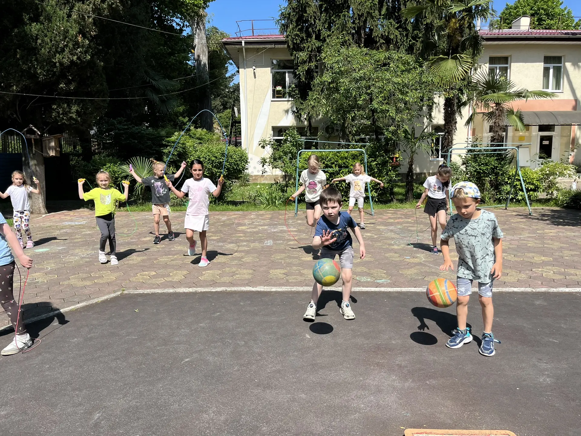 ☀️ Весёлые игры на свежем воздухе! ☀️
Наши ребята из подготовительной группы знают, как провести про