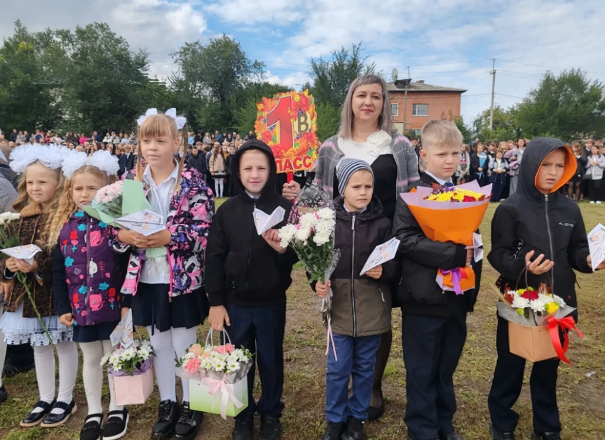 🎉 Торжественная линейка в честь Дня знаний в МБОУ «Лицей №4» прошла ярко и торжественн...