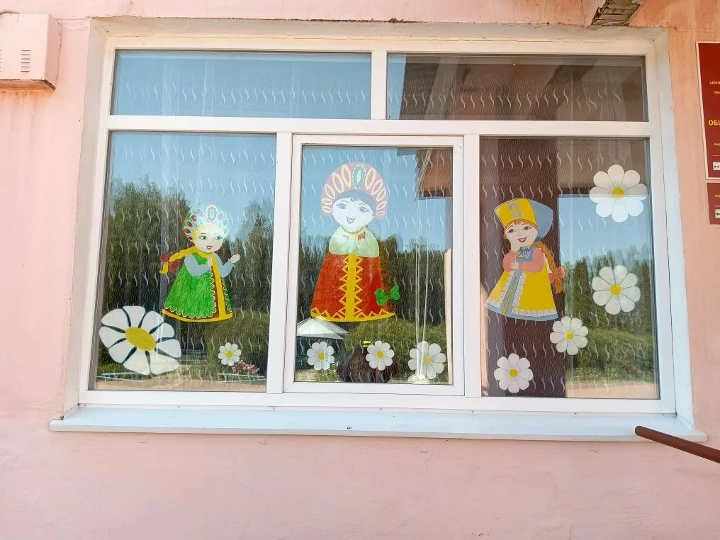 🇷🇺 В наших окнах — любовь к Родине! ✨
Наш пришкольный летний оздоровительный лагерь «Дружба» присо