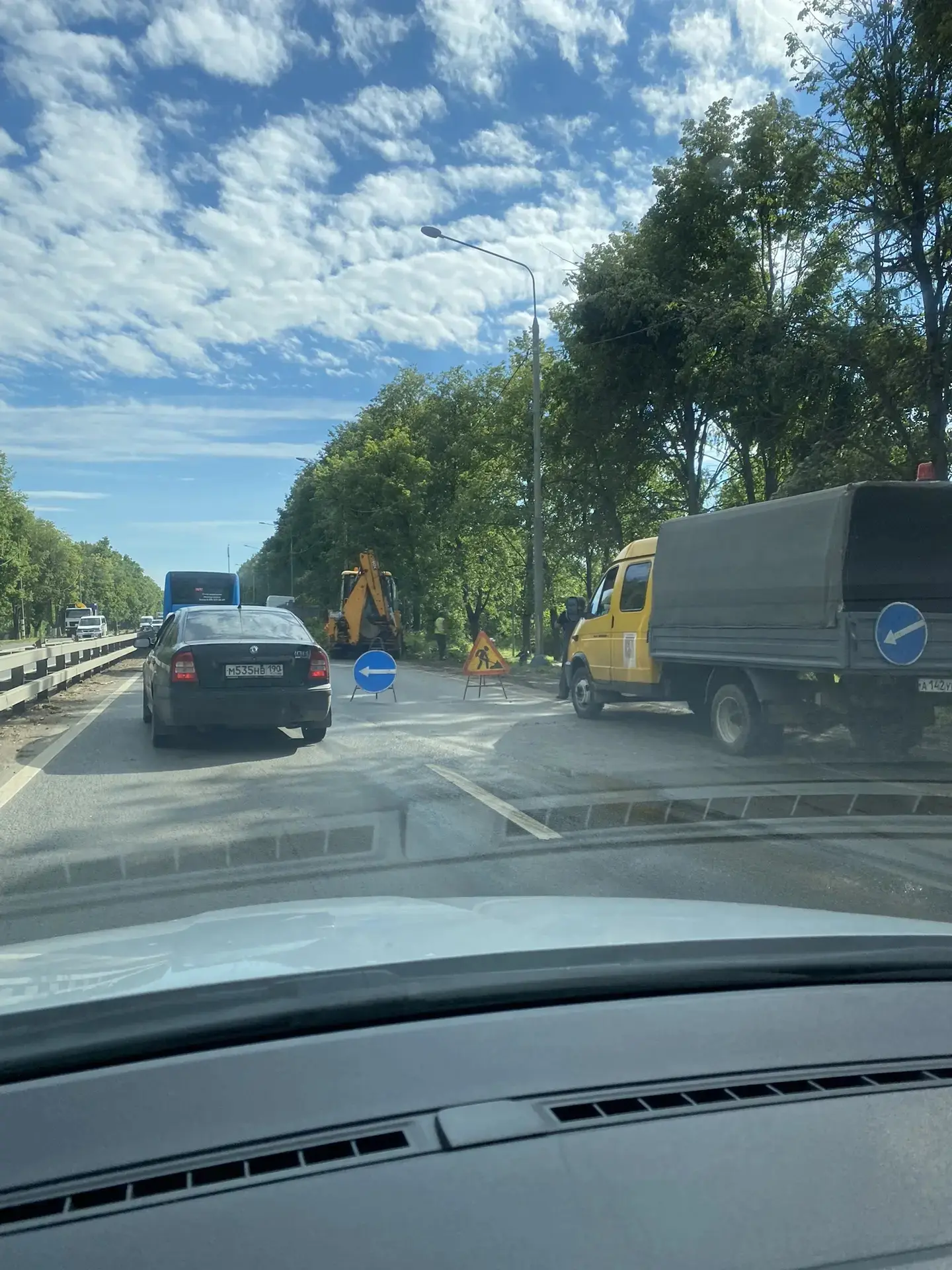 Пробка на Варшавском шоссе в районе ТЦ "Молоток из-за ремонтных работ.

Фото из чата "Подольск пробк