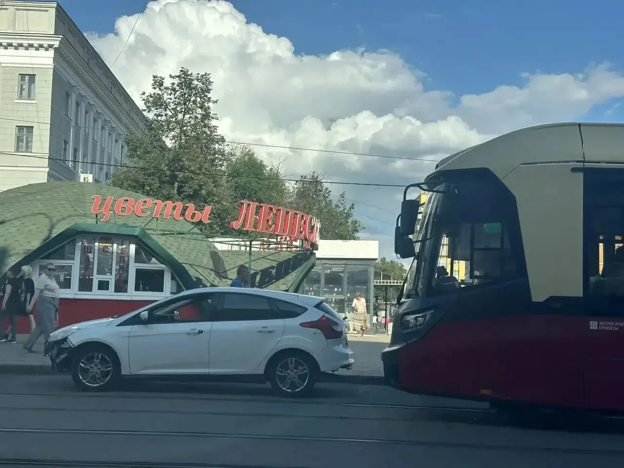 Трамвай в Сормове можете не ждать! Какой-то 🦌 припарковался прямо на путях