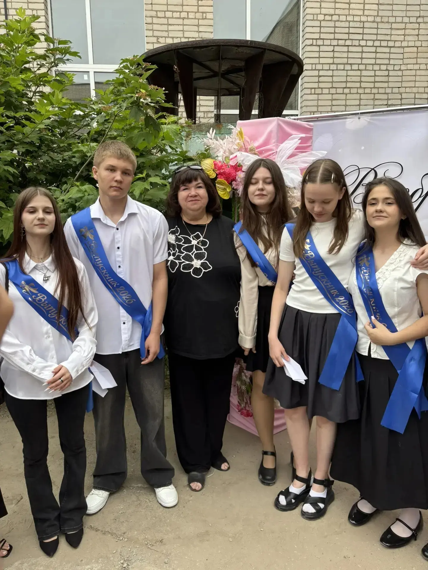 🎓 Сегодня для наших одиннадцатиклассников и девятиклассников прозвучал последний звонок.  Грустный и
