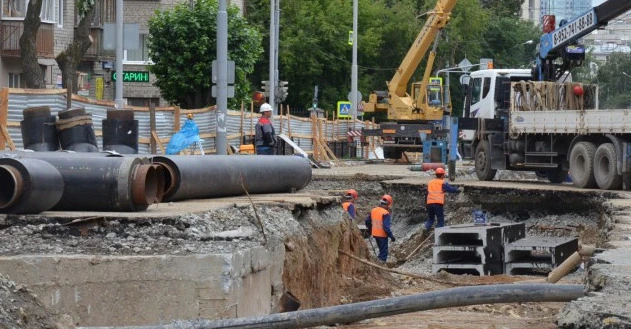 Сегодня в Екатеринбурге начинают включать отопление. Первыми тепло получат школы, больн...