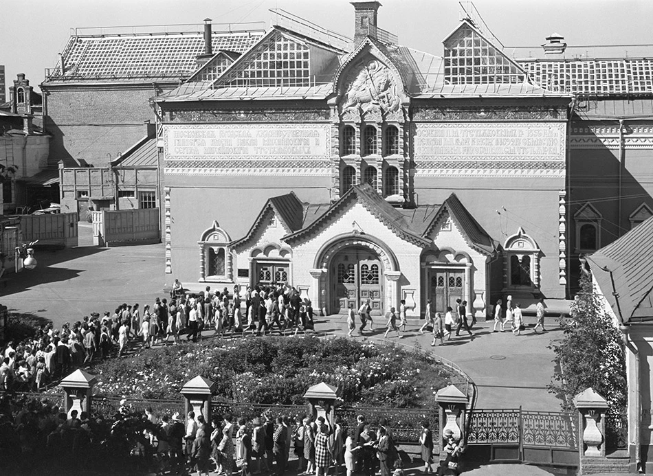 В мае 1945 года открылась Третьяковская галерея. В 52 отремонтированных зала поместили около 2500 ху