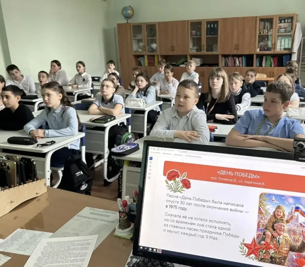🇷🇺 Песни, которые приближали Победу  Сегодня в нашей школе прошло занятие из цикла «Разговоры о важн