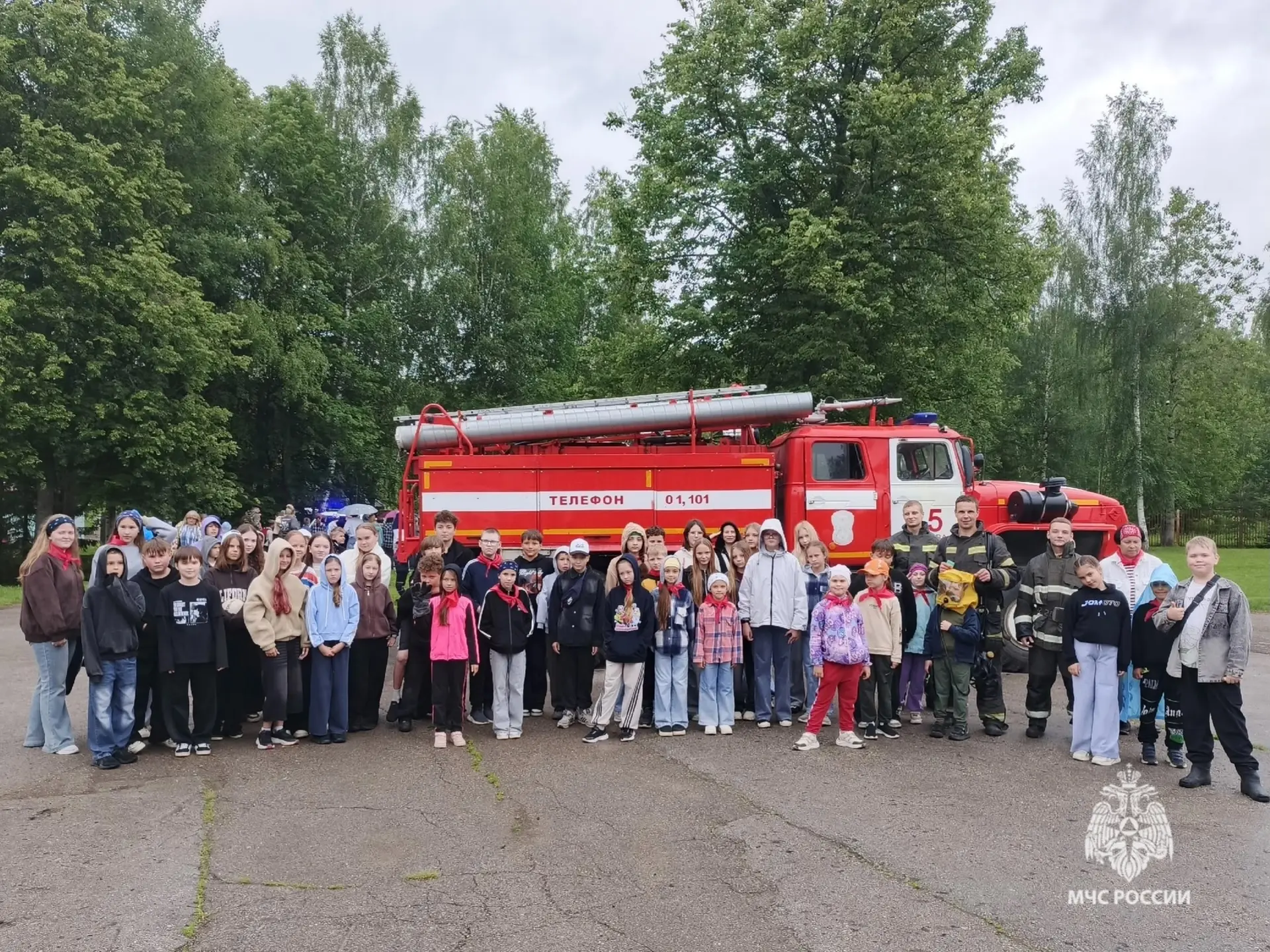 🚒МЧС России на страже детской безопасности

Лето — это время беззаботных прогулок, шумных игр и ярк