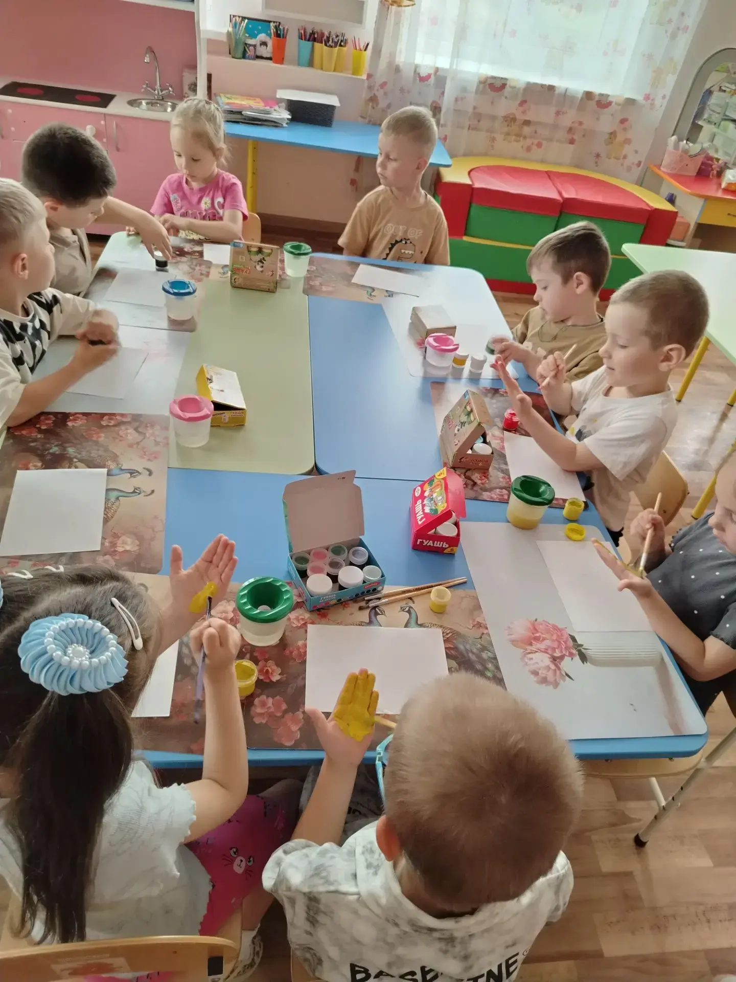 Сегодняшнее занятие в группе "Ромашка" было посвящено развитию творческих способностей через нетради