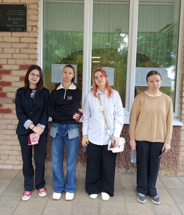 Основной период ЕГЭ-2026 продолжается!👨‍🎓

✔ Наши одиннадцатиклассники сегодня сдают экзамены по б