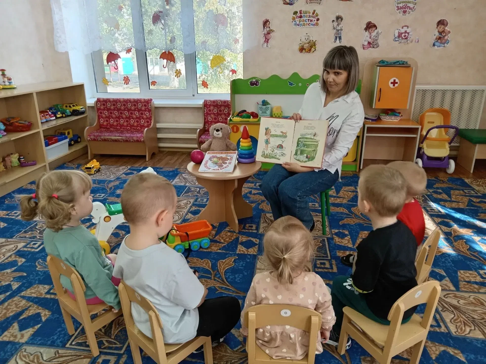 Сегодня в первой младшей группе "Капельки"  прошло занятие по развитию речи. Малыши поз...