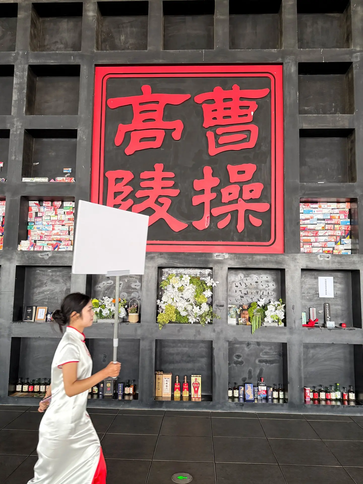 🇨🇳 Мемориальная стена Цао Цао. В нишах стоят бутылки крепкого алкоголя — дань уважения полководцу,
